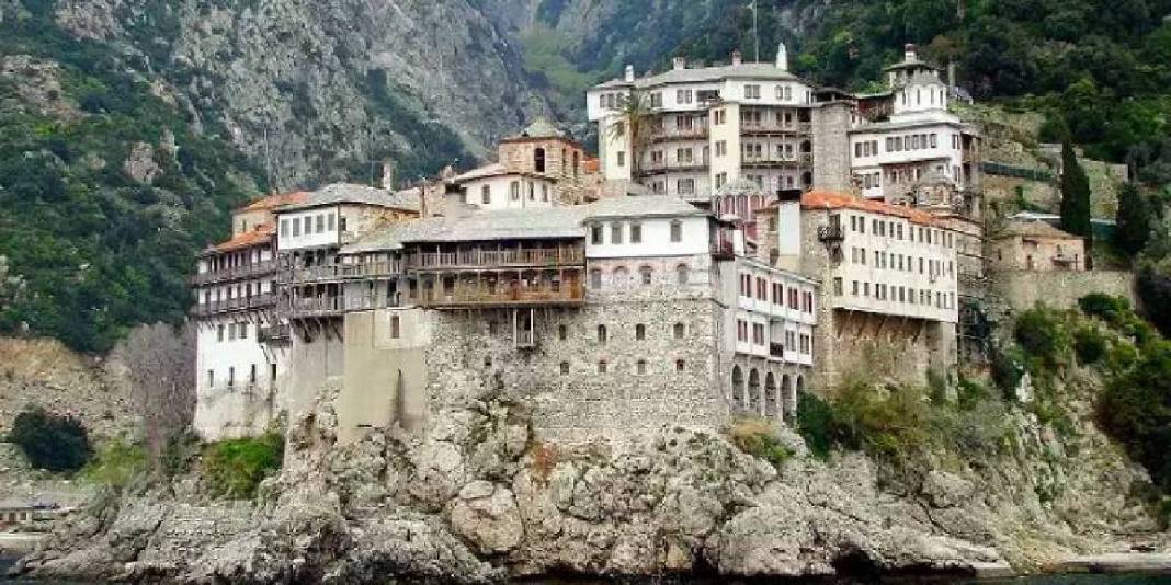 Kadınlar bırakın girmeyi 500 metre bile yaklaşamıyor: Bu adada sadece erkeklere izin var! 4